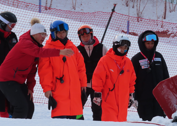 河北省冰雪運動會高山滑雪 單闆滑雪比賽明日開賽 2