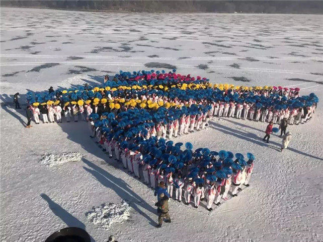 學生們參(cān)演2022年北京冬奧(ào)會宣傳片《2022相約北京》