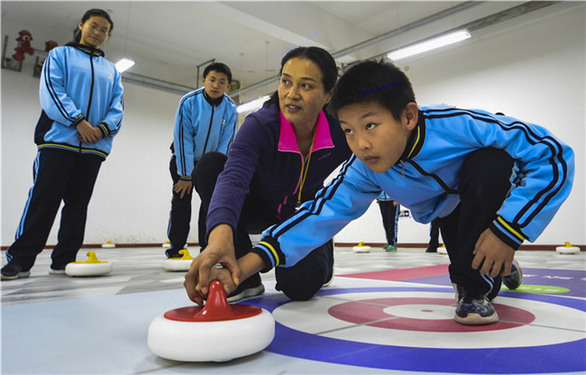 在河北省衡水市第三中學，教練給學生們講解陸地冰壺的動作要領