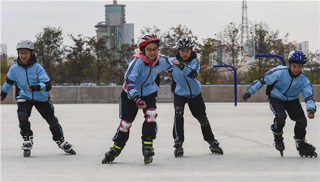 河北省衡水市第三中學的學生們在練習輪滑