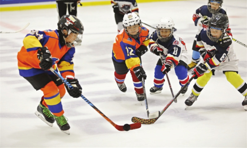 小隊員們身著冰球服，在冰面上展開激烈對決