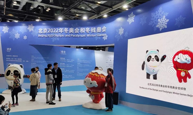 “冰墩墩”“雪容融”吸引觀衆拍照