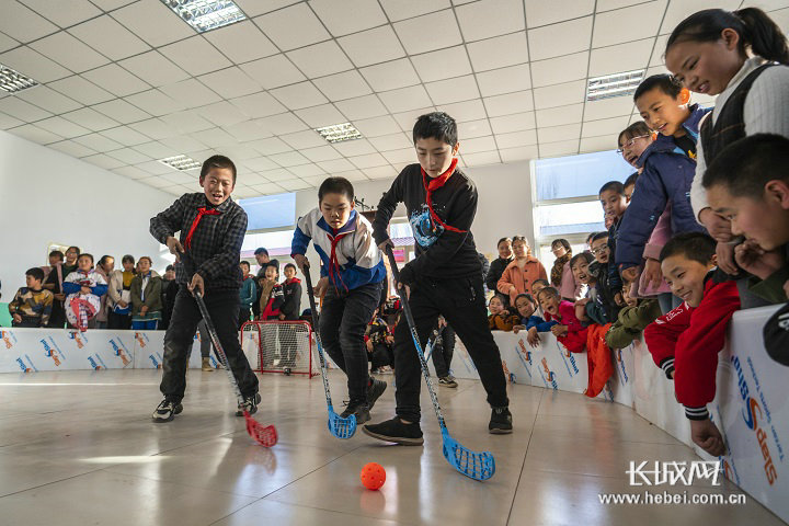 學生們正在練習打陸地冰球。