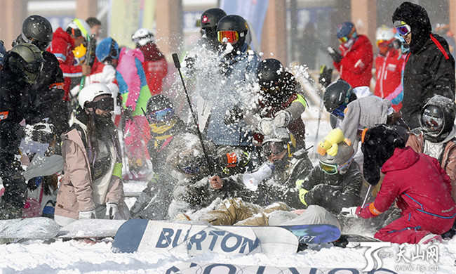 一群滑雪愛好者們在雪地裏打雪仗。
