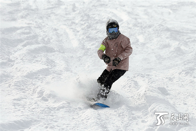在絲綢之路國際度假區滑雪場内，滑雪愛好者們盡情地在雪道上馳騁、撒歡。