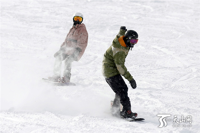 在絲綢之路國際度假區滑雪場内，滑雪愛好者們盡情地在雪道上馳騁、撒歡。