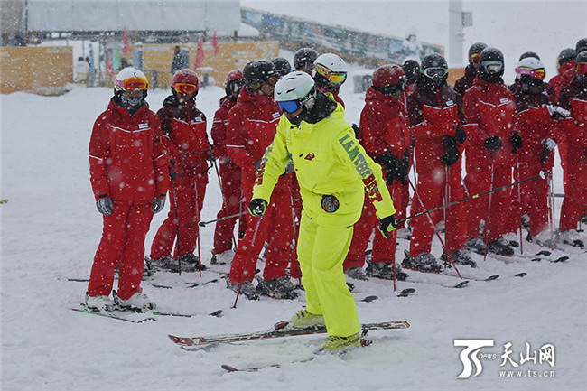 滑雪教練整裝待發。