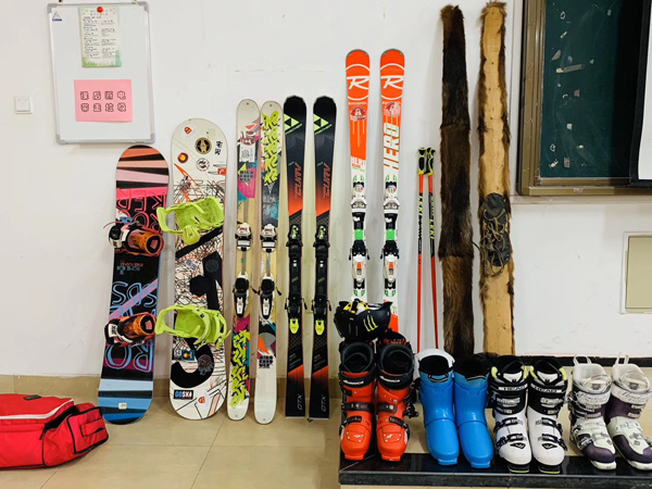 天津滑雪協會聯合薊洲國(guó)際雪場(chǎng)開啓冰雪進校園6