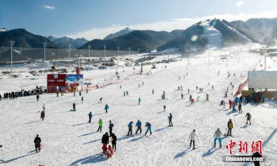 新疆今年冰雪旅遊大幕開啓 近440項活動共享“冬遊盛宴”