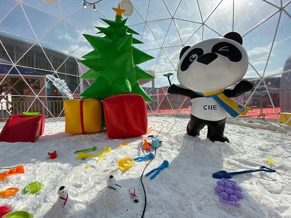 冰雪奇幻嘉年華(huá)的白色球形薄膜内可以堆雪人
