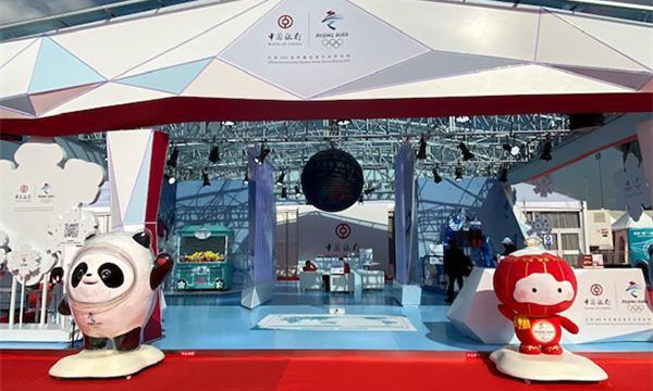 第二屆進博會冰雪體驗區入口處擺放著北京冬奧會吉祥物
