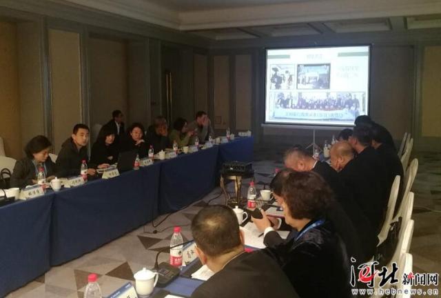 宣化二中有關領導（左二）在冰雪運動産業交流座談會上介紹冰雪運動人才培養情況