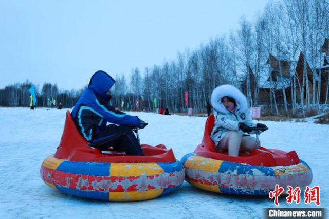 遊客體驗冰上碰碰車娛樂項目