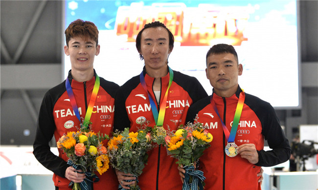 10月10日，男子5000米冠軍吳宇（中）、亞軍包爾江·熱哈提（右）與季軍哈那哈提·木哈買提在頒獎儀式上合影