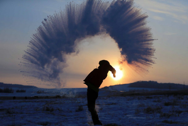 在内蒙古體驗潑水成冰