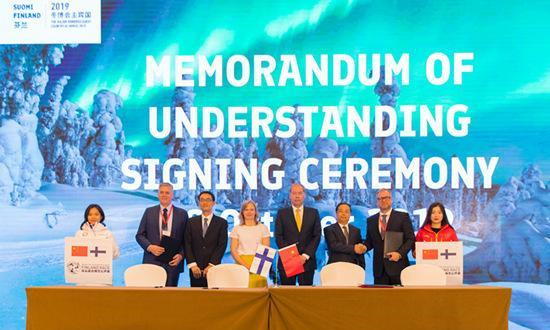 芬蘭所慕滑雪場創始人、總裁李克南與中國國際高山定點滑雪公開賽運營方華體動勢公司共同簽署瞭《中芬冬季運動交流的合作協議》