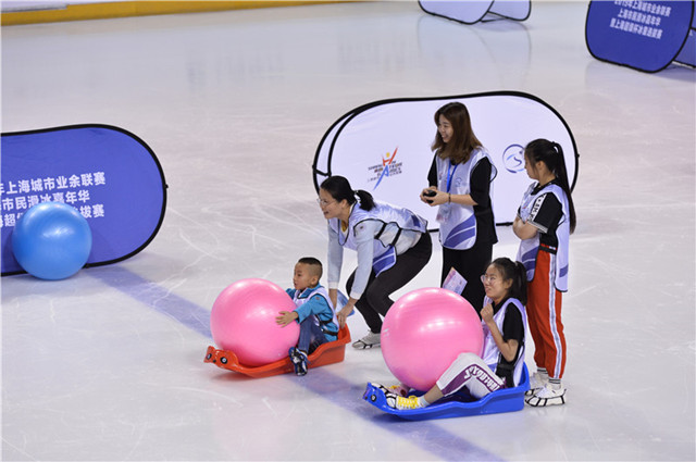 北冰南展上海市民滑冰嘉年華(huá)享冰雪快樂(lè)2