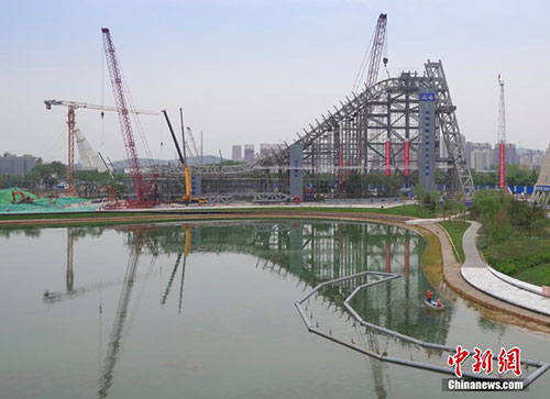 園區内的冬奧場館之一首鋼滑雪大跳台正在緊張施工