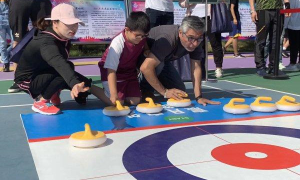 城鄉體育手拉手 冰雪運動進社區