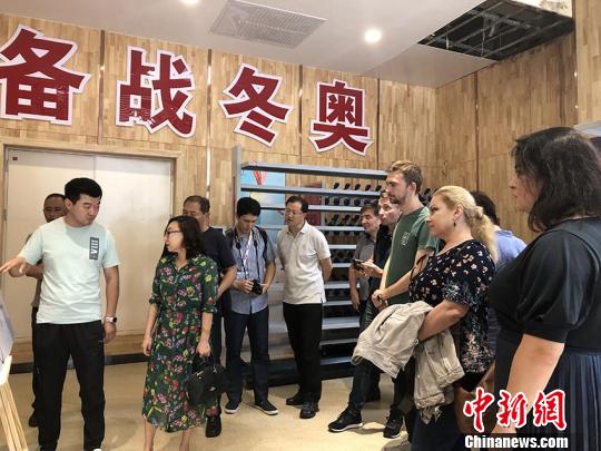 俄哈媒體在北山四季越野滑雪場採訪