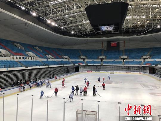 吉林市冰上運動中心，青少年冰球選手正在進行訓練