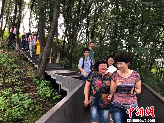 俄哈媒體團在萬科松花湖度假區採訪