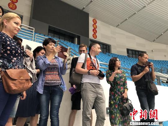 俄哈媒體團在吉林冰上運動中心採訪