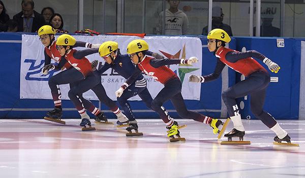 2017年上海國際青少年短道速滑公開賽，小選手在比賽中
