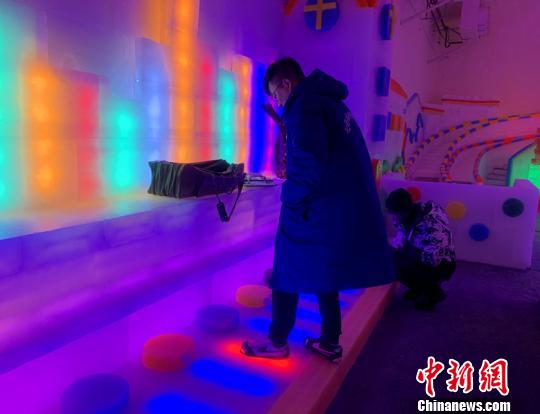 遊客正在體驗冰鋼琴