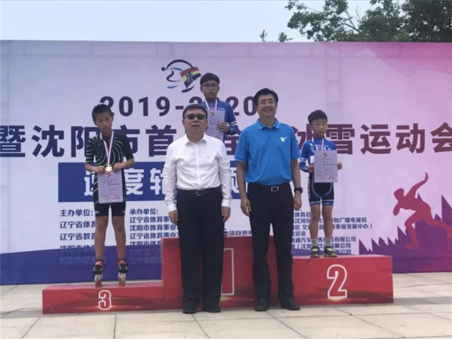 倪會(huì)忠和宋凱爲獲獎選手頒(bān)獎