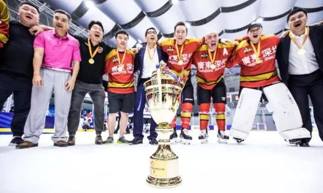 廣東(dōng)深圳男隊(duì)獲得冰球全國錦标賽 B組冠軍