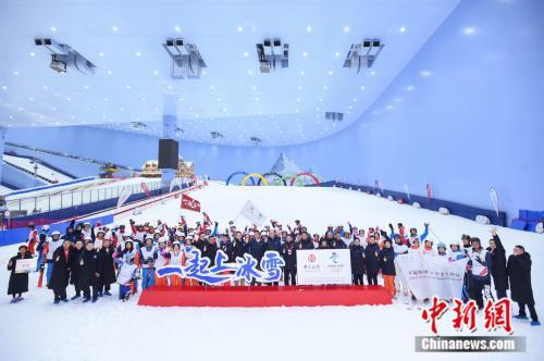 在上海，40個家庭的家長和孩子共同穿上冰鞋，享受難忘的冰上親子時光