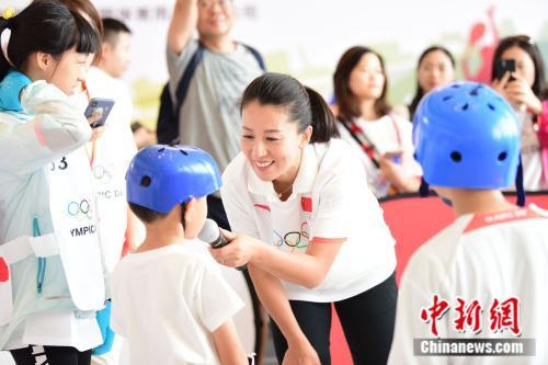 中國冬奧首金獲得者楊揚親臨現場，示範指導基本滑冰動作