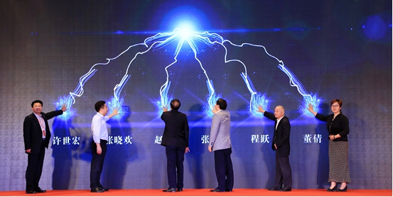 衆位領導、專家共同啓動觸摸屏，“冰雪運動進校園活動”正式啓動。