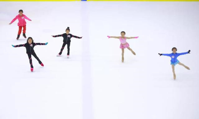 北京花滑隊(duì)備(bèi)戰二青會 小将模拟實戰突破心理關