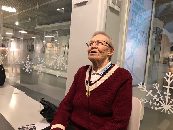 95歲高齡的芬蘭前奧運滑雪冠軍Siiri接受記者採訪