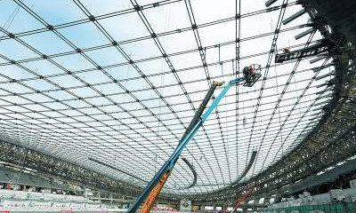 在國家速滑館施工工地，工人們正在緊張施工，爲下一步鋼結構環桁架支座鎖定和屋面安裝做好準備