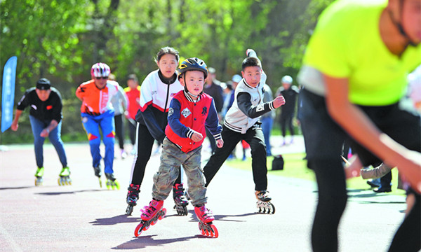 在阿勒泰市二中，小選手參加輪滑展演
