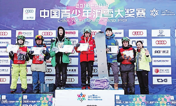 蔔(bo)燕磊（中）在2018-2019中國青少年滑雪大獎賽總決賽中摘得單(dān)闆平行大回轉U18男子組比賽桂冠