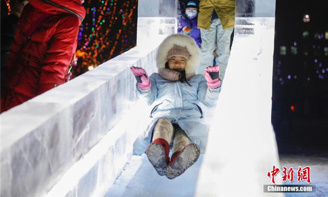 遊客玩冰滑梯
