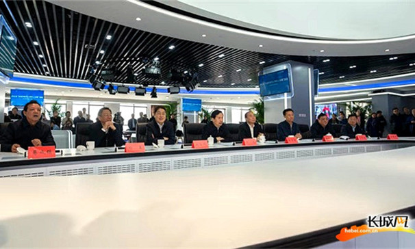 省領導觀摩“百縣百校萬人同日上冰雪”活動百屏聯動直播。