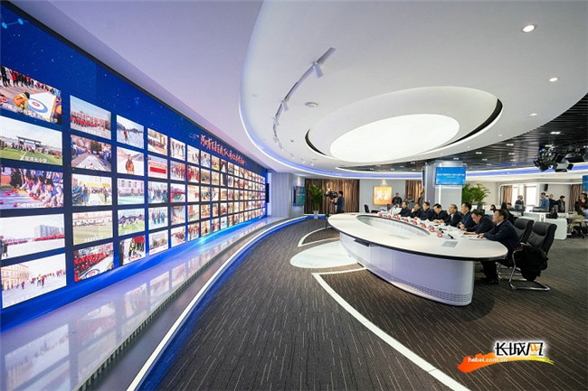 在冀雲·融媒體平台大屏幕上，“百縣百校萬人同日上冰雪”活動的直播畫面形成110個網絡直播窗口，動态展示著各學校參與冰雪運動的火熱場面。