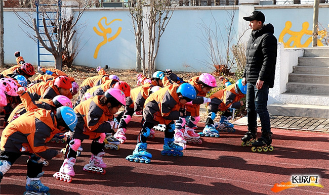 “百縣百校萬人同日上冰雪”活動百屏聯動直播雄安新區現場。