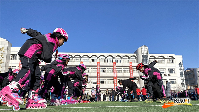 “百縣百校萬人同日上冰雪”活動百屏聯動直播秦皇島現場。