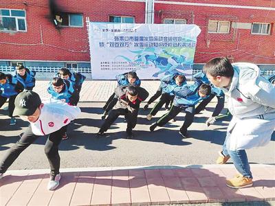 11月20日至29日，張家口市體育局組織的“雙百雙萬”冰雪知識技能進校園活動，走進清河路小學。
