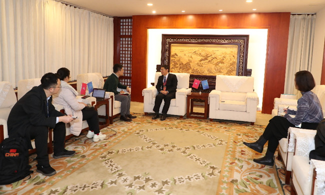 多家媒體聯合採訪長白山管委會旅遊和文化體育局副局長耿德勇。