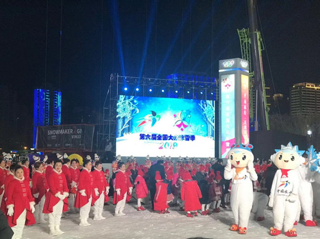 參與瞭大衆冰雪季啓動儀式的冰娃人偶。