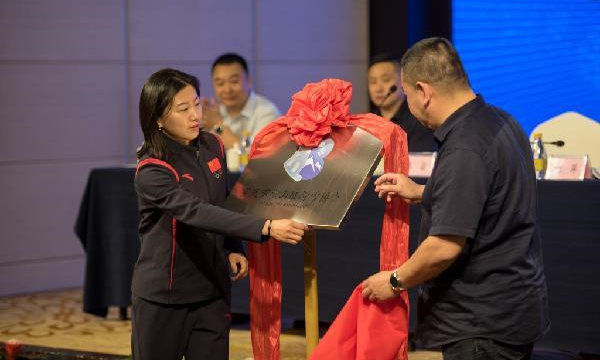 國家冬季兩項運動員、世界冠軍張岩（左一）亮相揭牌儀式