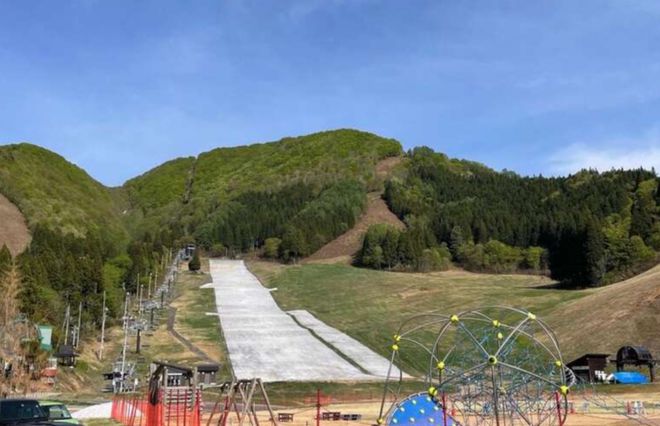 野澤溫泉滑雪場内雪化後的人工雪道