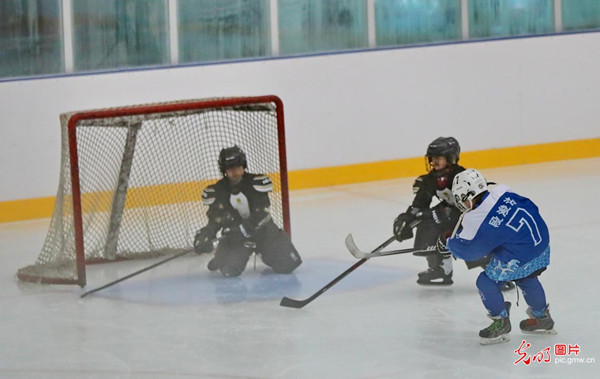 秦皇島(dǎo)市第四屆冰雪運動(dòng)會冰球比賽開賽2